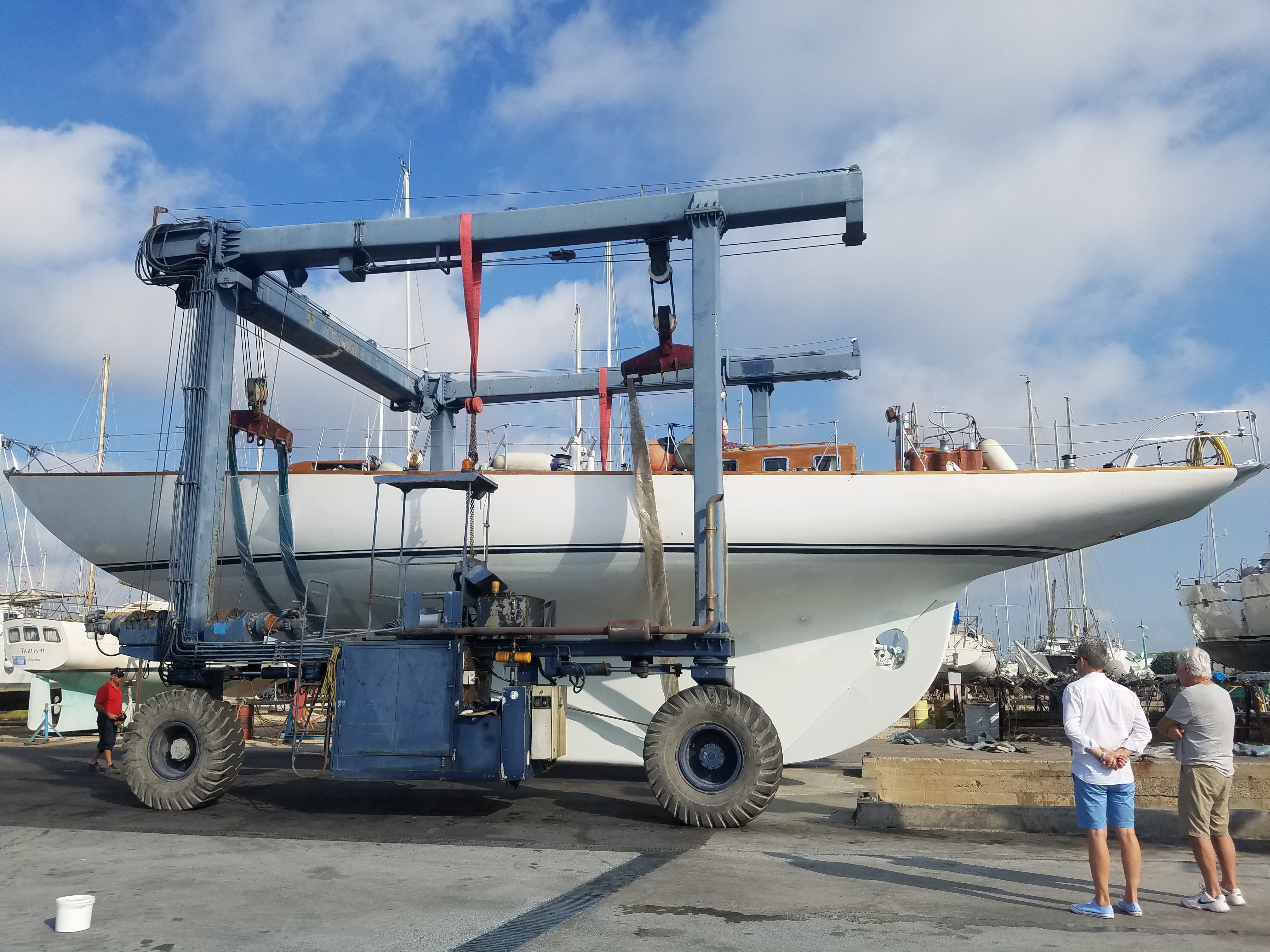 Port à sec Port Navy Service -Mise à l'eau sloop classique